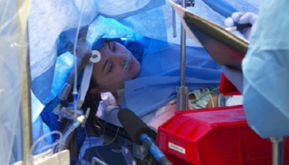 الفتاة جينا سكارديت أثناء الجراحة