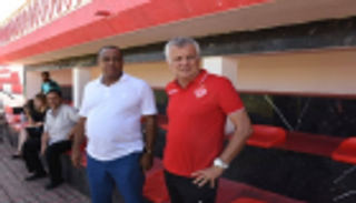 مدرب الوداد المغربي يتسلح بالخبرات لمواجهة الرجاء