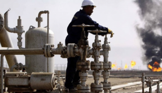 عامل بإحدى محطات النفط في العراق - أرشيفية