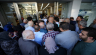 بعد فتح أبوابها.. مصارف لبنان تجتاز "هجوم المودعين" بقيود غير رسمية