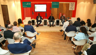 إحدى الندوات الحوارية في "الشارقة للكتاب"