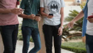 مدرسة تصدر بطاقات بهاتف للمكالمات الجنسية