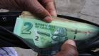 بعد 10 أعوام من التوقف.. زيمبابوي تطرح أوراق نقد جديدة