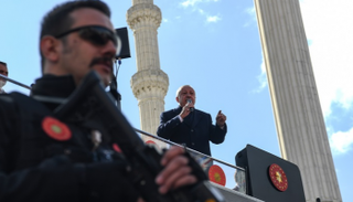 أردوغان وأحد عناصر الشرطة التركية