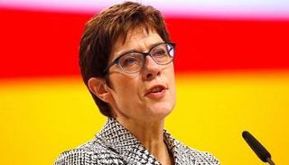  وزيرة الدفاع الألمانية إنغريت كرامب كارنباور
