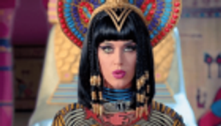 كاتي بيري تحتفل بعيد ميلادها الـ35 في الأهرامات المصرية