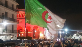 الشارع الثائر في الجزائر يسعى لاستكمال الاستقلال