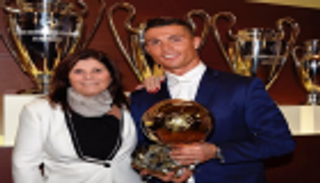 والدة رونالدو تفتح النار على "مافيا" كرة القدم