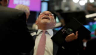 بيانات إيجابية تصعد بالأسهم الأمريكية لمستويات قياسية