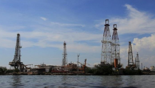 شركات الطاقة الأمريكية توقف تشغيل 5 حفارات نفطية