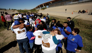 لقاء المهاجرين عن نهر ريو برافو - رويترز