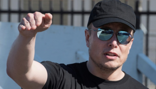 إيلون ماسك خلال لقاء صحفي في مقر 