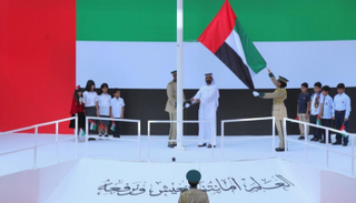 الشيخ محمد بن راشد آل مكتوم يرفع علم الاتحاد