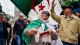 "لوموند": قرع الأواني سلاح التعبئة بالجزائر لإيصال صوت المحتجين