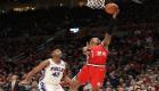 الثواني الأخيرة تمنح سيكسرز الانتصار على بليزرز في دوري السلة الأمريكي