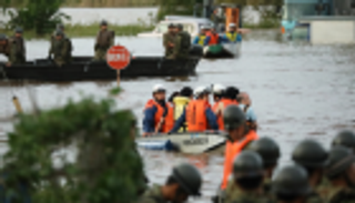 "هاجيبيس" يجرف نفايات مشعة لأنهار اليابان