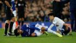 بالصور.. لاعب إيفرتون يتعرض لإصابة مروعة أمام توتنهام