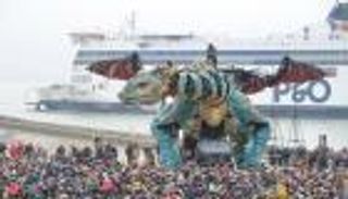 تنين عملاق يجوب شوارع "كاليه" الفرنسية