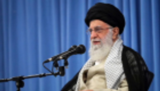 خامنئي يهاجم ماكرون "الوسيط" بين طهران وواشنطن