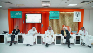 جانب من ندوة "آداب عربية" بمعرض الشارقة الدولي للكتاب
