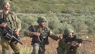 جنود الاحتلال يصوبون أسلحتهم تجاه محتجين فلسطينيين - أرشيفية