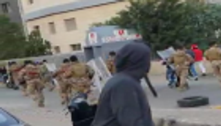 إصابة لبناني أثناء محاولة الجيش فتح طريق قطعه محتجون