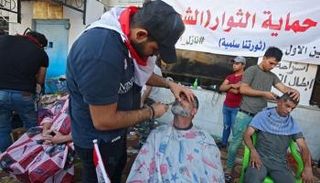 قصات شعر مجانية للمتظاهرين في بغداد