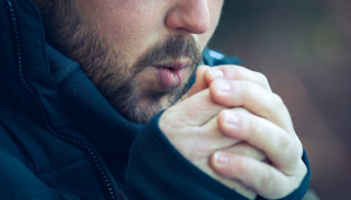 برودة اليدين المستمرة تعد جرس إنذار للإصابة بأمراض خطيرة