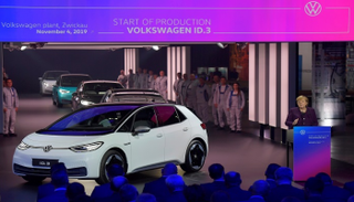 المستشار الألمانية خلال افتتاح خط الإنتاج الجديد