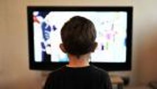 مشاهدة التلفاز قد تصيب طفلك بالتوحد