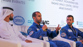 رائدا الفضاء هزاع المنصوري وسلطان النيادي خلال المؤتمر