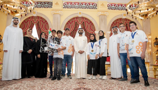 محمد بن راشد يلتقي فريق الإمارات الفائز ببطولة العالم للروبوتات