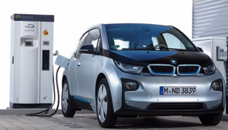 سيارة كهربائية من ماركة بي إم دبليو الألمانية