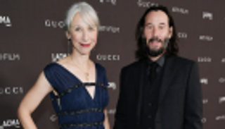 كيانو ريفز مع امرأة لأول مرة منذ 18 عاما