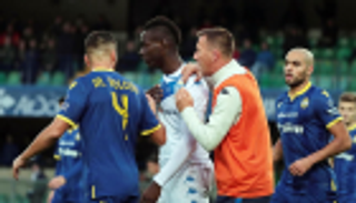 بالوتيلي يتسبب في غلق مدرج بملعب فيرونا