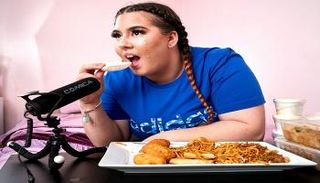 تشارنا رولي أثناء تصويرها أحد الفيديوهات