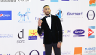 محمد رمضان ينشر صورته مع لويس فيجو: أحترم هذا اللاعب الرائع