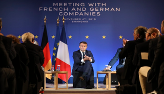 إيمانويل ماكرون في معرض تجاري بمدينة شنغهاي الصينية - أ ف ب