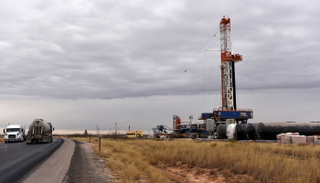 منصة حفر في منطقة إنتاج النفط والغاز الطبيعي في حوض بيرميان - رويترز