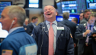 الأسهم الأمريكية تصعد لمستوى قياسي بآمال اتفاق التجارة