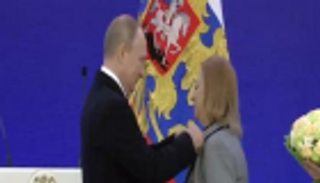 بوتين يمنح المصرية مكارم الغمري أرفع الأوسمة الروسية