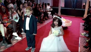 طفلان يشاركان في عرض الأزياء