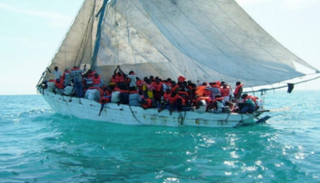 قارب يحمل مهاجرين غير شرعيين - أرشيفية