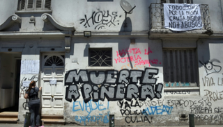 جرافيتي على جدران مبنى في تشيلي