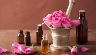 فوائد زيت الورد للوجه والبشرة متعددة