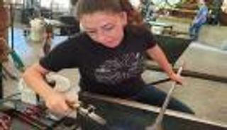 أول مصرية تحترف فن ترويض الزجاج بالنار.. أفروديت السيسي