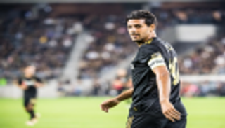 المكسيكي فيلا يقهر إبراهيموفيتش ويتوج بجائزة الأفضل في أمريكا