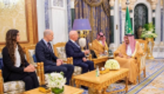 الملك سلمان يستقبل مؤسس المنتدى الاقتصادي العالمي
