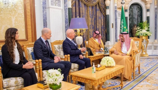 خادم الحرمين الشريفين يستقبل الرئيس التنفيذي ومؤسس المنتدى الاقتصادي العالمي