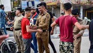 عناصر الجيش العراقي تقوم بتفتيش المتظاهرين